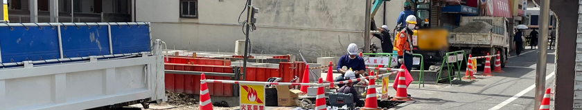 東大阪のガス管新設工事現場で交通誘導警備中の警備員1