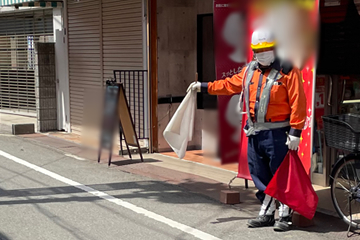 東大阪のガス管新設工事現場で交通誘導警備中の警備員2