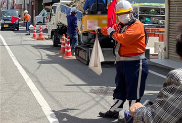 東大阪のガス管新設工事現場で交通誘導警備中の警備員3