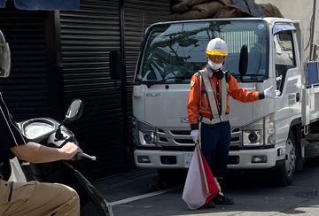 東大阪のガス管新設工事現場で交通誘導警備中の警備員4