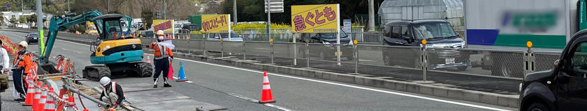 和泉市の交差点改良工事現場で交通誘導警備中の警備員1