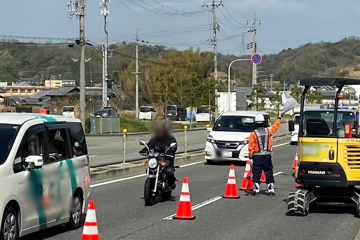 和泉市の交差点改良工事現場で交通誘導警備中の警備員2