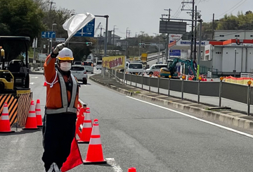 和泉市の交差点改良工事現場で交通誘導警備中の警備員3