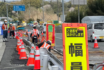 和泉市の交差点改良工事現場で交通誘導警備中の警備員4