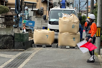 長岡京市での地盤改良工事現場で交通誘導警備中の警備員2