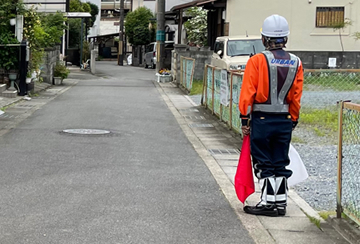 長岡京市での地盤改良工事現場で交通誘導警備中の警備員3