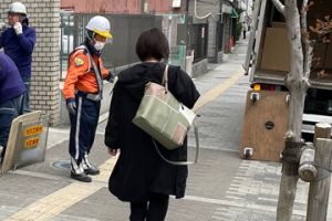 茨木市のビル解体工事現場で交通誘導警備中の警備員2