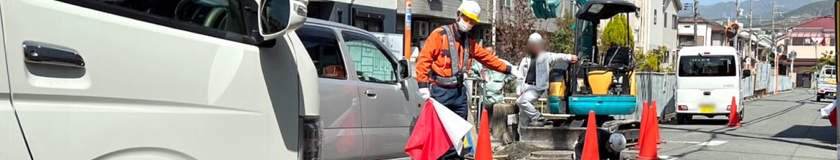 高槻市のマンホール取り替え工事現場で交通誘導中の警備員1