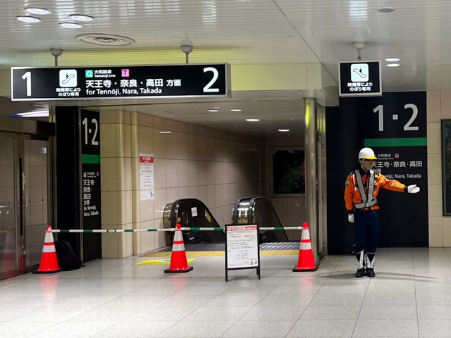 JR難波駅で駅の設備工事で誘導警備をする弊社の警備員7