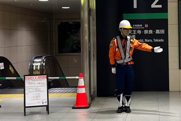 JR難波駅で駅の設備工事で誘導警備をする弊社の警備員5