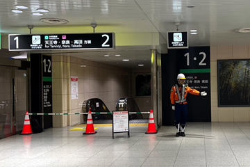 JR難波駅で駅の設備工事で誘導警備をする弊社の警備員8