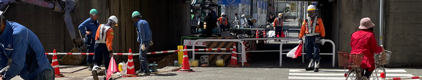 尼崎のカス管新設工事現場で交通誘導中の警備員1
