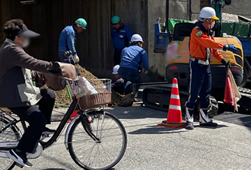 尼崎のカス管新設工事現場で交通誘導中の警備員3