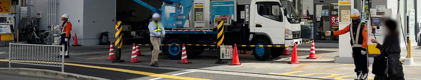 高槻市のガソリンスタンド改造工事現場で交通誘導警備中の警備員1