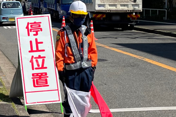 堺市のガス管撤去工事で交通誘導警備をする警備員2