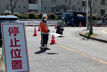 堺市のガス管撤去工事で交通誘導警備をする警備員3