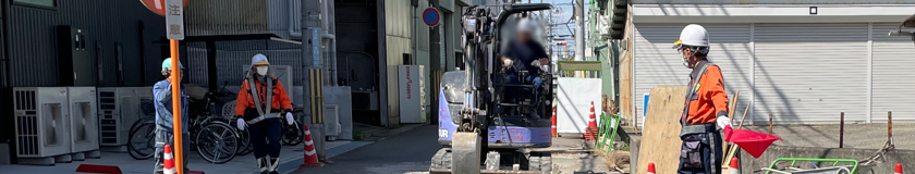尼崎市内のガス管取替工事現場で交通誘導中の警備員1