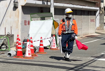 尼崎市内のガス管取替工事現場で交通誘導中の警備員3