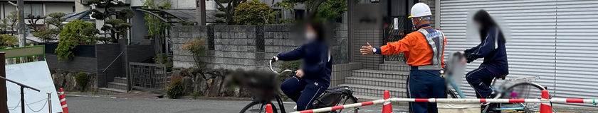 枚方市内のガス管取替工事現場で交通誘導中の警備員1