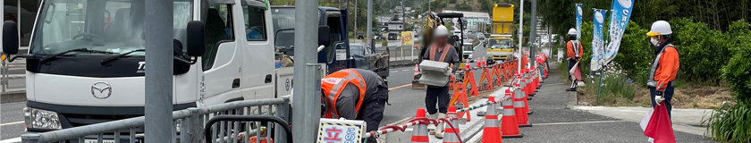 和泉市の交差点改良工事現場での交通誘導警備中の警備員1