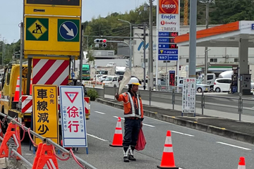 和泉市の交差点改良工事現場での交通誘導警備中の警備員2