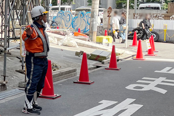 大阪市北区の解体工事足場架設現場での交通誘導中の警備員2