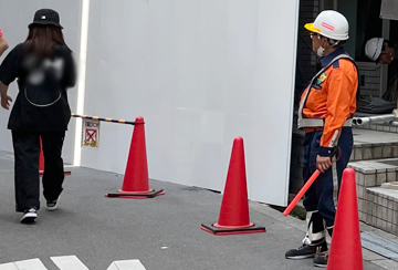 大阪市北区の解体工事足場架設現場での交通誘導中の警備員3