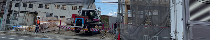 松原市の高所作業車作業現場で交通誘導警中の警備員1