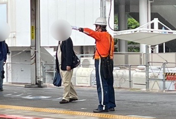JR茨木駅で列車見張り中の警備員3