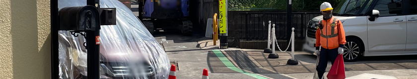 堺市でのガス管取替工事現場その5で交通誘導警備中の警備員1