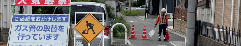 堺市のガス管取替工事現場で交通誘導警備中の警備員1（2023年5月26日）