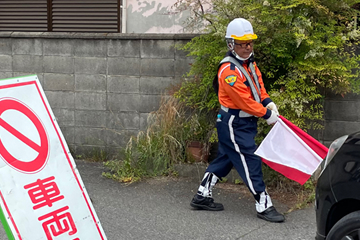 堺市のガス管取替工事現場で交通誘導警備中の警備員2（2023年5月26日）