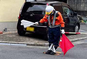 堺市のガス管取替工事現場で交通誘導警備中の警備員3（2023年5月26日）