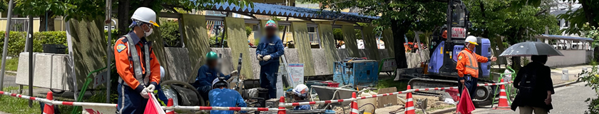 大阪府高槻市での集合住宅カス管工事で通行者保全をする警備員