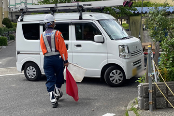 大阪府高槻市での集合住宅カス管工事で交通誘導中の警備員1