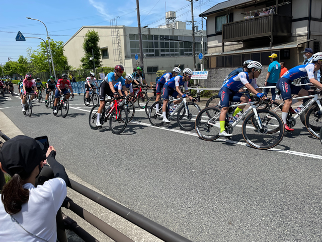 ツアーオブジャパン2023で堺市を走る選手の様子1