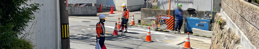 豊中市のガス管取替工事現場で交通誘導警備中の警備員1