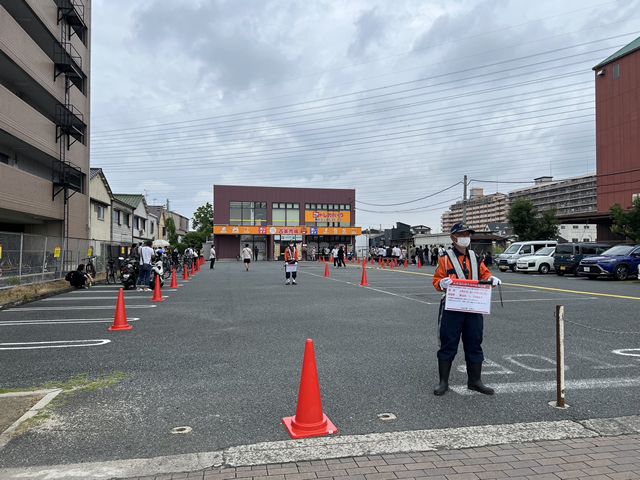 古本市場松原店リニューアルオープンの警備の様子