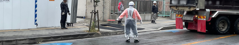 茨木市のコンクリートガラ搬出現場で交通誘導警備中の警備員1