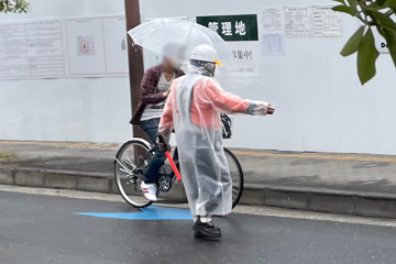 茨木市のコンクリートガラ搬出現場で交通誘導警備中の警備員2