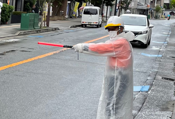 茨木市のコンクリートガラ搬出現場で交通誘導警備中の警備員3