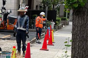 大阪市中央区の舗装改修工事現場で交通誘導警備中の警備員2