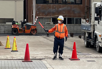 大阪市中央区の舗装改修工事現場で交通誘導警備中の警備員3