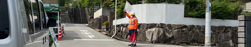 茨木市のガス管新設工事番場での交通誘導警備中の警備員1（2023.06.13）