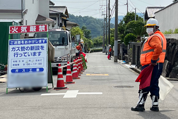 茨木市のガス管新設工事番場での交通誘導警備中の警備員2（2023.06.13）