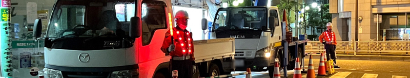 大阪市北区の店舗看板LED化工事で交通誘導警備中の警備員1