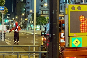 大阪市北区の店舗看板LED化工事で交通誘導警備中の警備員2