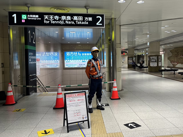 JR難波駅で駅の設備工事で誘導警備をする弊社の警備員8