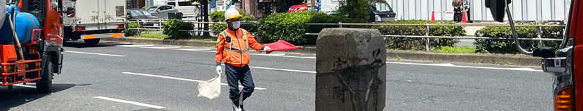 天王寺のマンション新築現場で交通誘導警備中の警備員1
