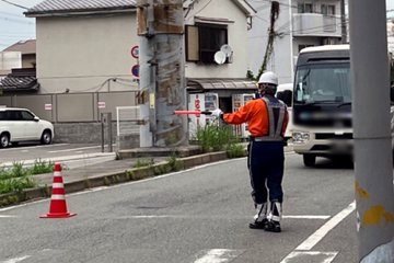 淀川区の信号機改良工事現場で交通誘導警備中の警備員2